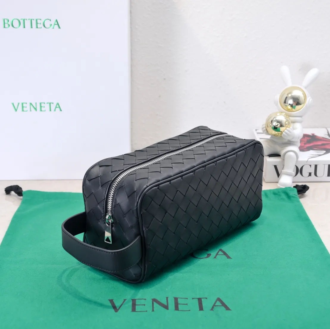 Batch 1280 BOTTEGA VENETA 2024 new INTRECCIATO classic toiletry bag, the choice of discerning people. The low-key luxury quality is the interpretation of its brand. If you like low-key BV, it is the first choice~~ Style number: 7799 Size: 26*13*10cm